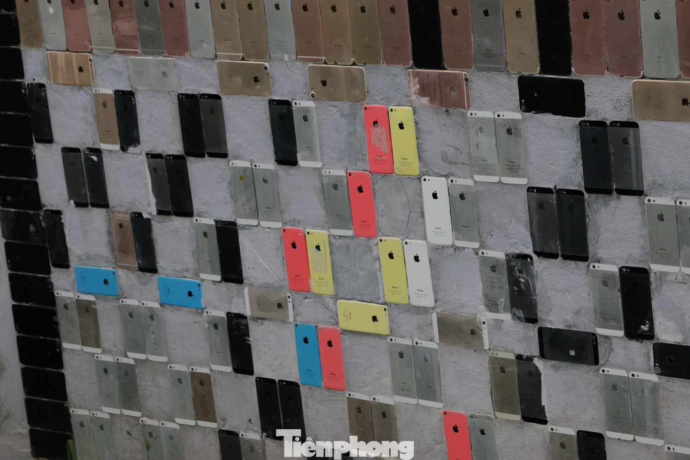 Ngôi nhà có hàng rào 'độc nhất vô nhị' được ốp hơn 2.000 vỏ điện thoại iPhone ảnh 9