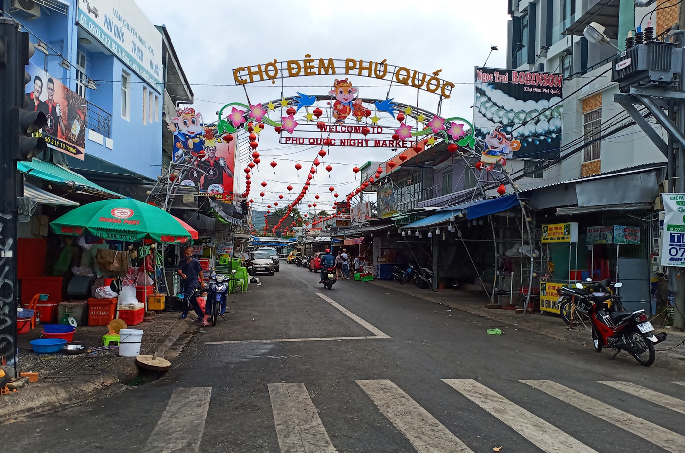 Khách du lịch đổ về Phú Quốc, chính quyền lo ngại dịch COVID-19 ảnh 2