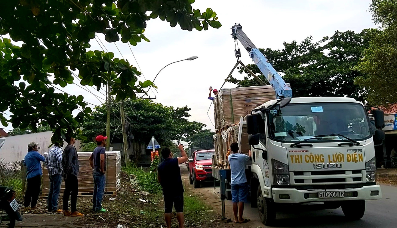 Xe cẩu va vào đường dây trung thế, một người đàn ông bị bỏng nặng ảnh 2