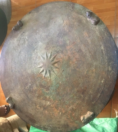 Đánh cá trên sông Cổ Chiên, ngư dân Vĩnh Long vớt được trống đồng cổ ảnh 1