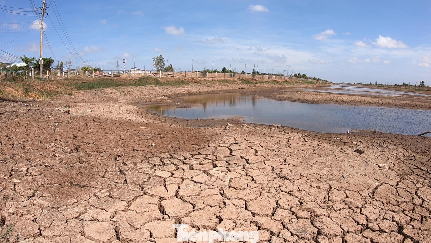 Cảnh khô cạn, nứt nẻ tại hồ nước trữ ngọt lớn nhất miền Tây ảnh 1
