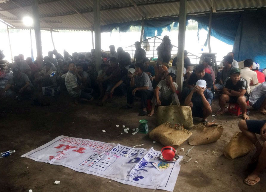 Hàng chục cảnh sát đột kích tụ điểm cờ bạc, bắt giữ gần 60 đối tượng ảnh 1