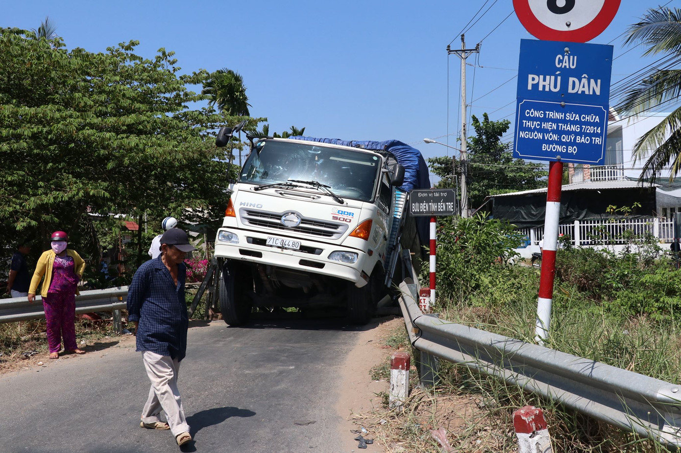 Xe tải chở 20 tấn làm cầu sắt ở Bến Tre sập xuống kênh ảnh 1
