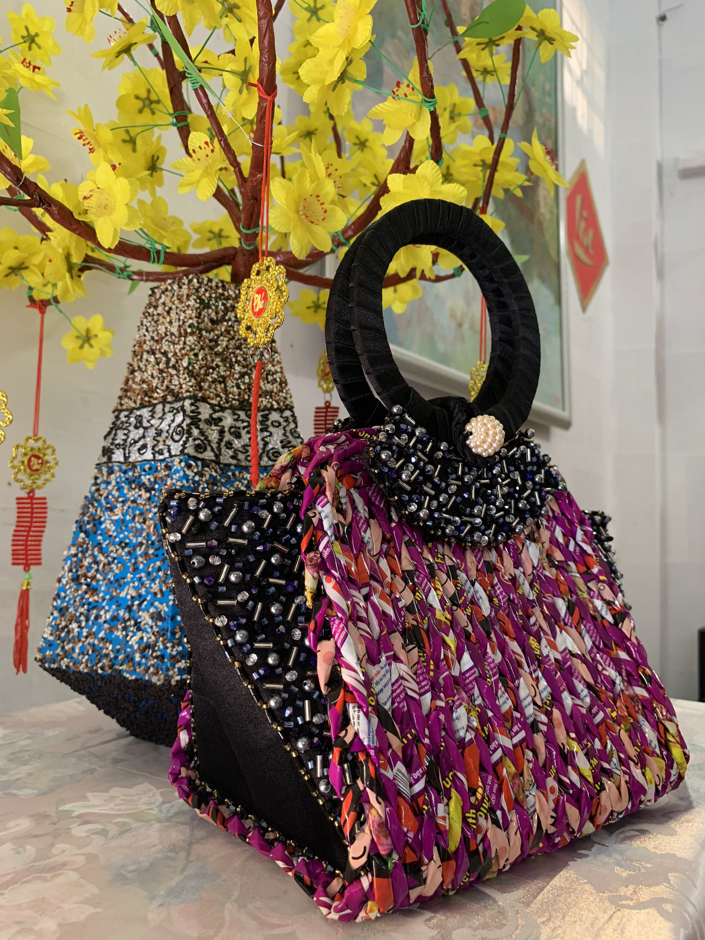 Thầy giáo miền Tây lập kỷ lục làm túi xách từ vỏ mì gói ảnh 7