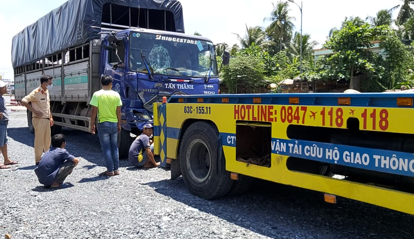 Xe tải mất thắng tông liên hoàn trên cầu Rạch Miễu ảnh 1