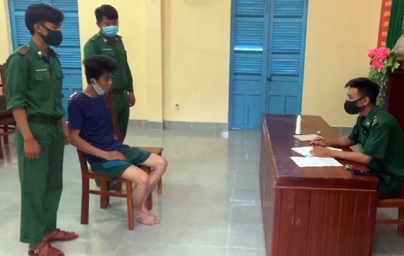 Không đeo khẩu trang còn chửi bởi, thách thức cán bộ khi bị phạt 300.000 đồng ảnh 1