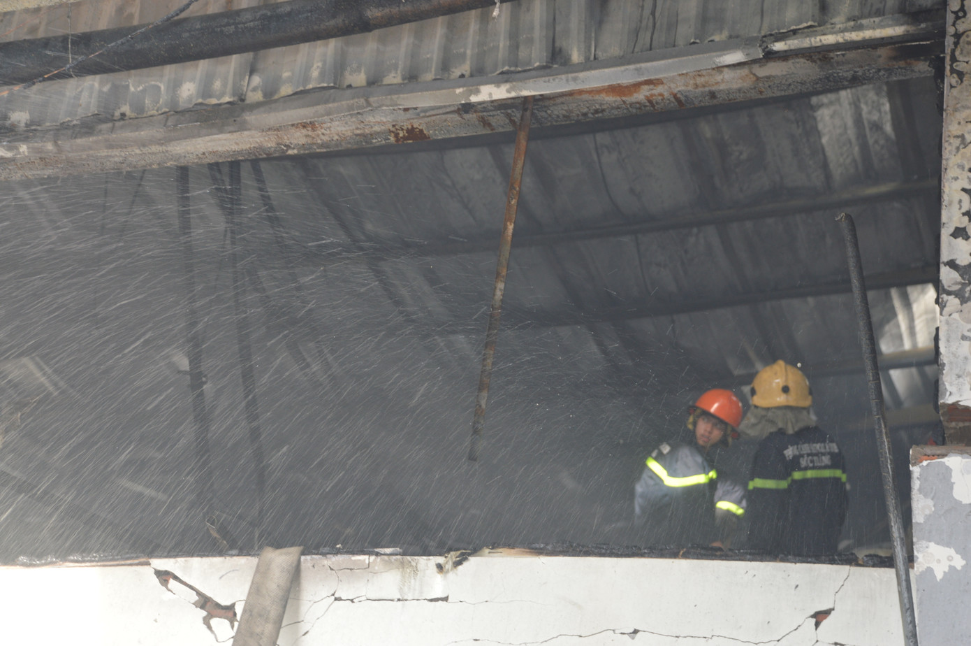 10.000m2 nhà xưởng Cty May Nhà Bè tan hoang sau vụ cháy ảnh 4