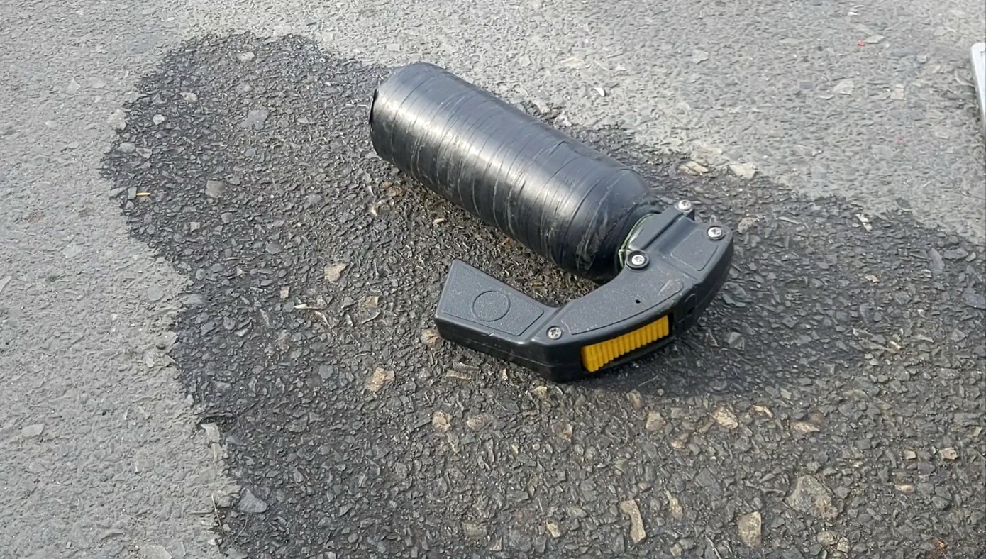 Nam thanh niên đi xe máy nghi bị chém bất tỉnh trên cầu ảnh 2