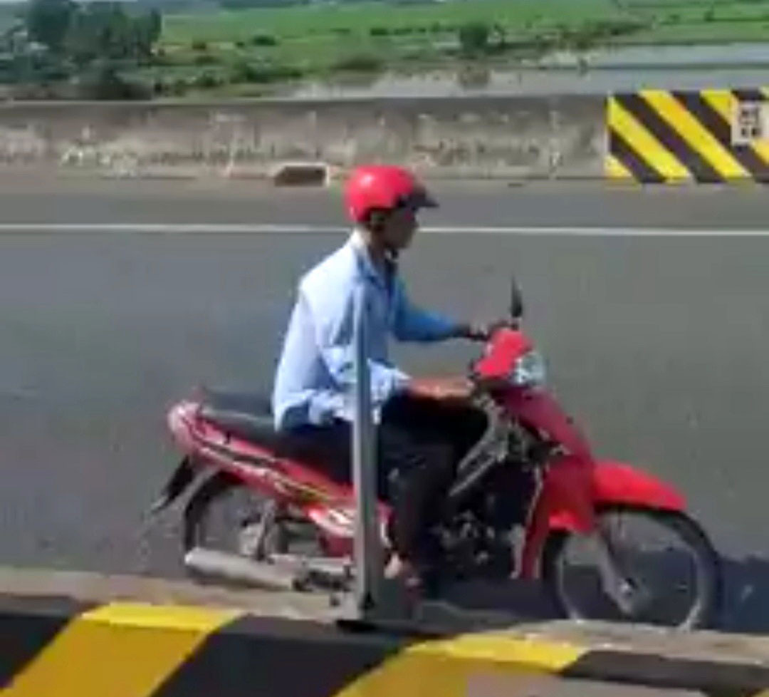 Người đàn ông liều mạng điều khiển xe máy chạy ngược chiều trên cao tốc ảnh 2
