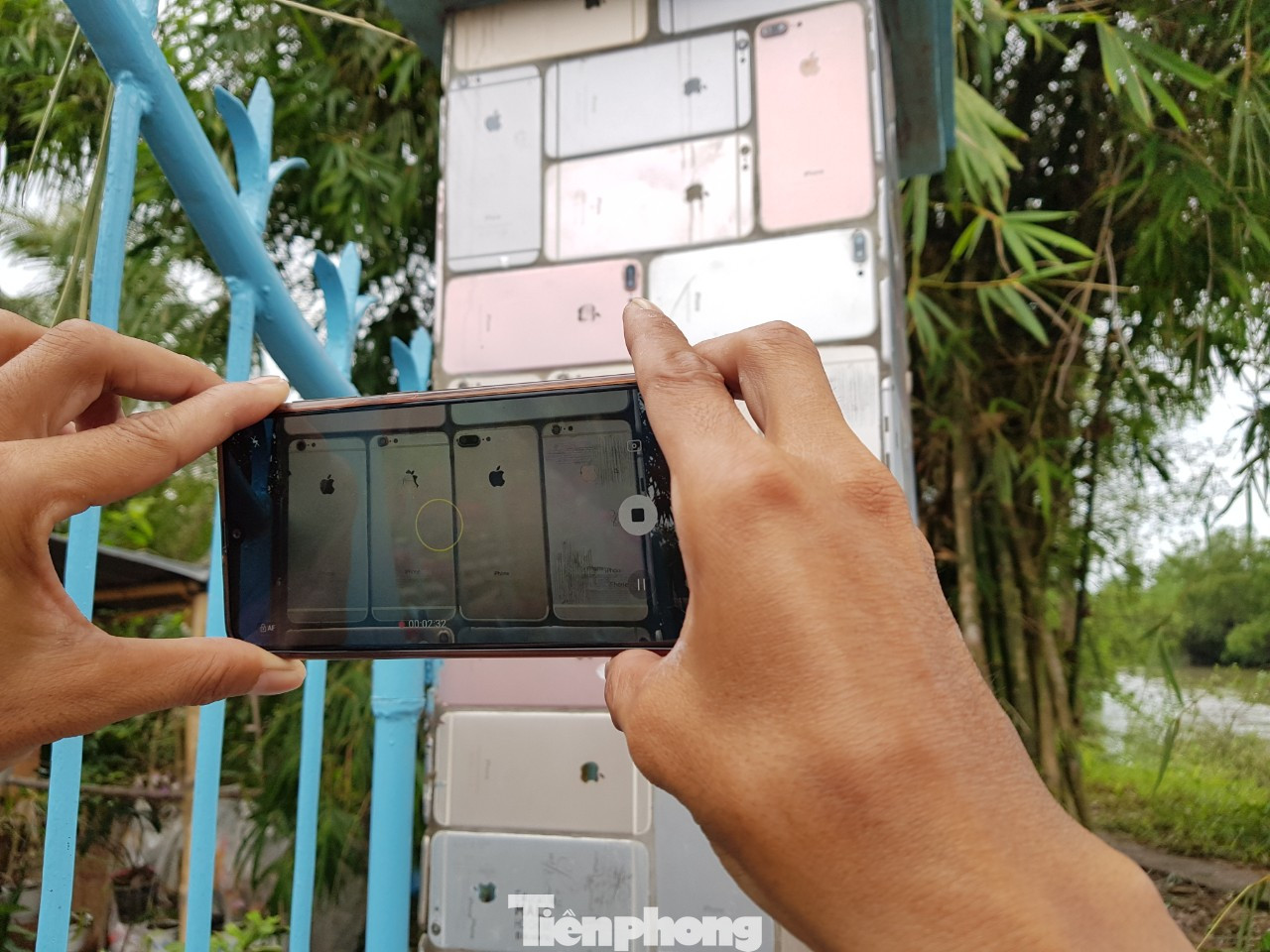 Ngôi nhà có hàng rào 'độc nhất vô nhị' được ốp hơn 2.000 vỏ điện thoại iPhone ảnh 12