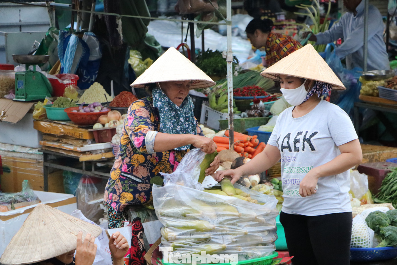 Chợ lớn nhất Phú Quốc nhộn nhịp sau giãn cách xã hội ảnh 12