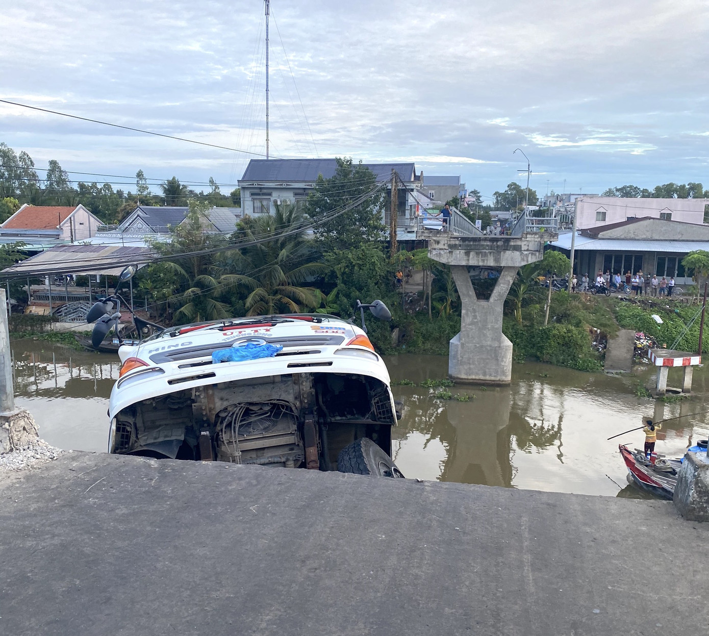 Sập cầu, xe tải chở 15 tấn lúa treo lơ lửng trên sông ảnh 1
