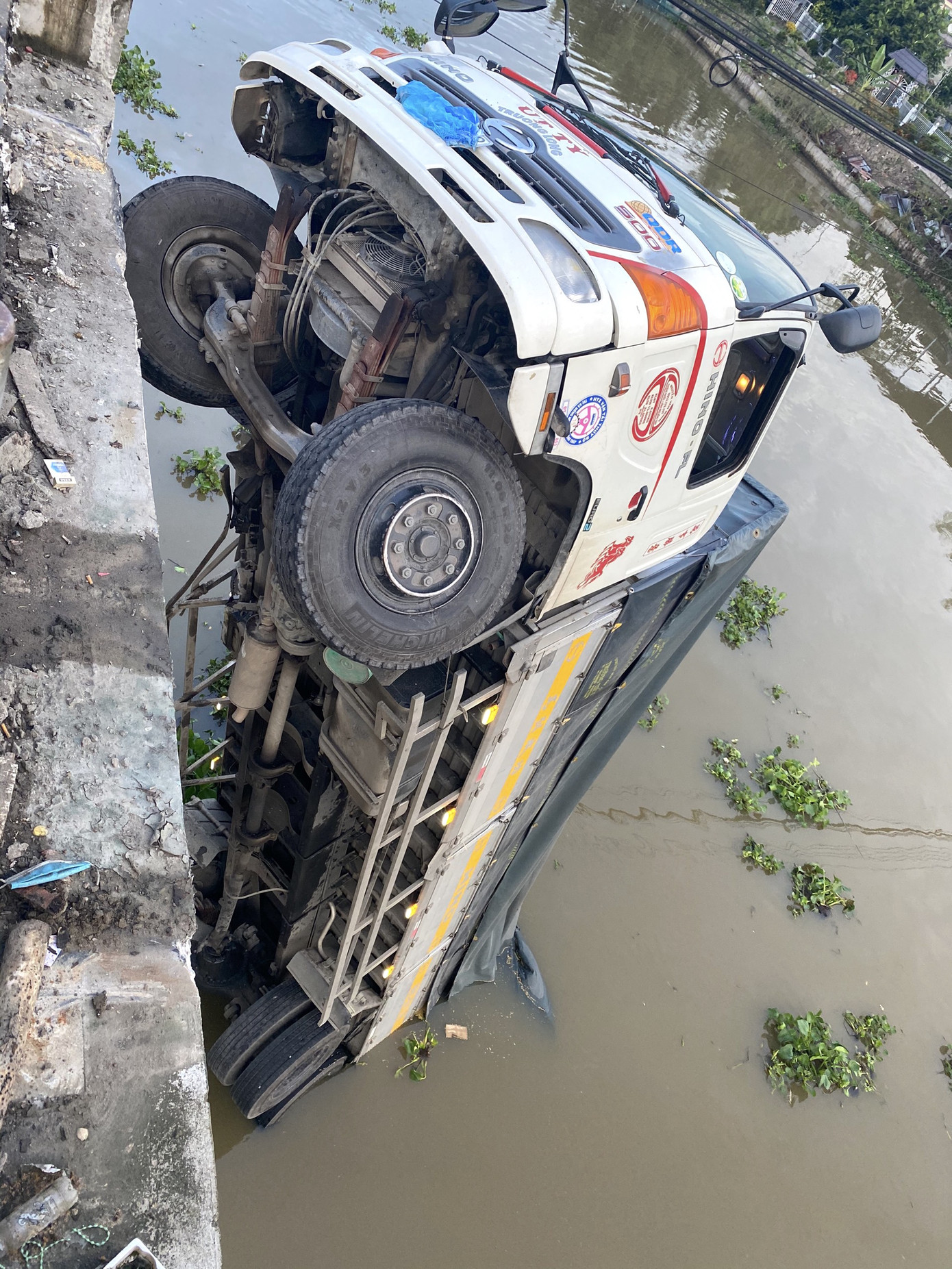 Sập cầu, xe tải chở 15 tấn lúa treo lơ lửng trên sông ảnh 2