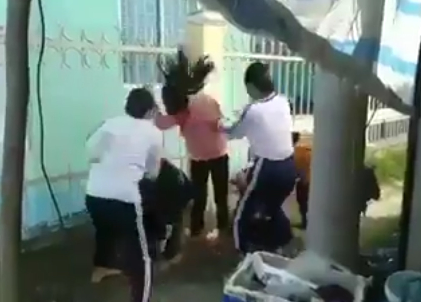 Hai nữ sinh lớp 8 đánh dã man bốn học sinh lớp 6 ảnh 1