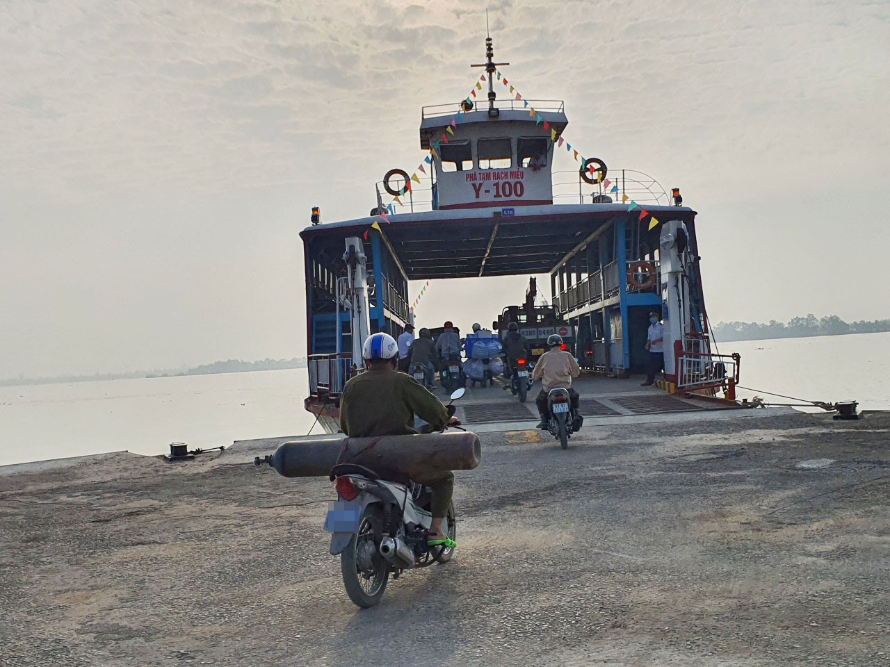  Phà Rạch Miễu, Tân Phú được ‘bật đèn xanh’ dùng... phà hết hạn sử dụng ảnh 1