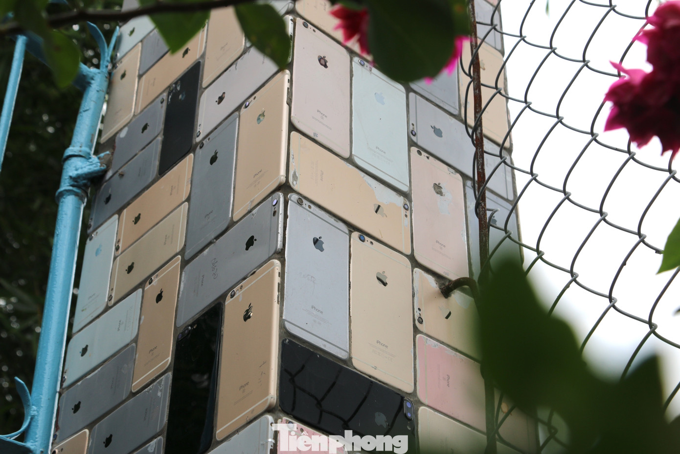 Ngôi nhà có hàng rào 'độc nhất vô nhị' được ốp hơn 2.000 vỏ điện thoại iPhone ảnh 3