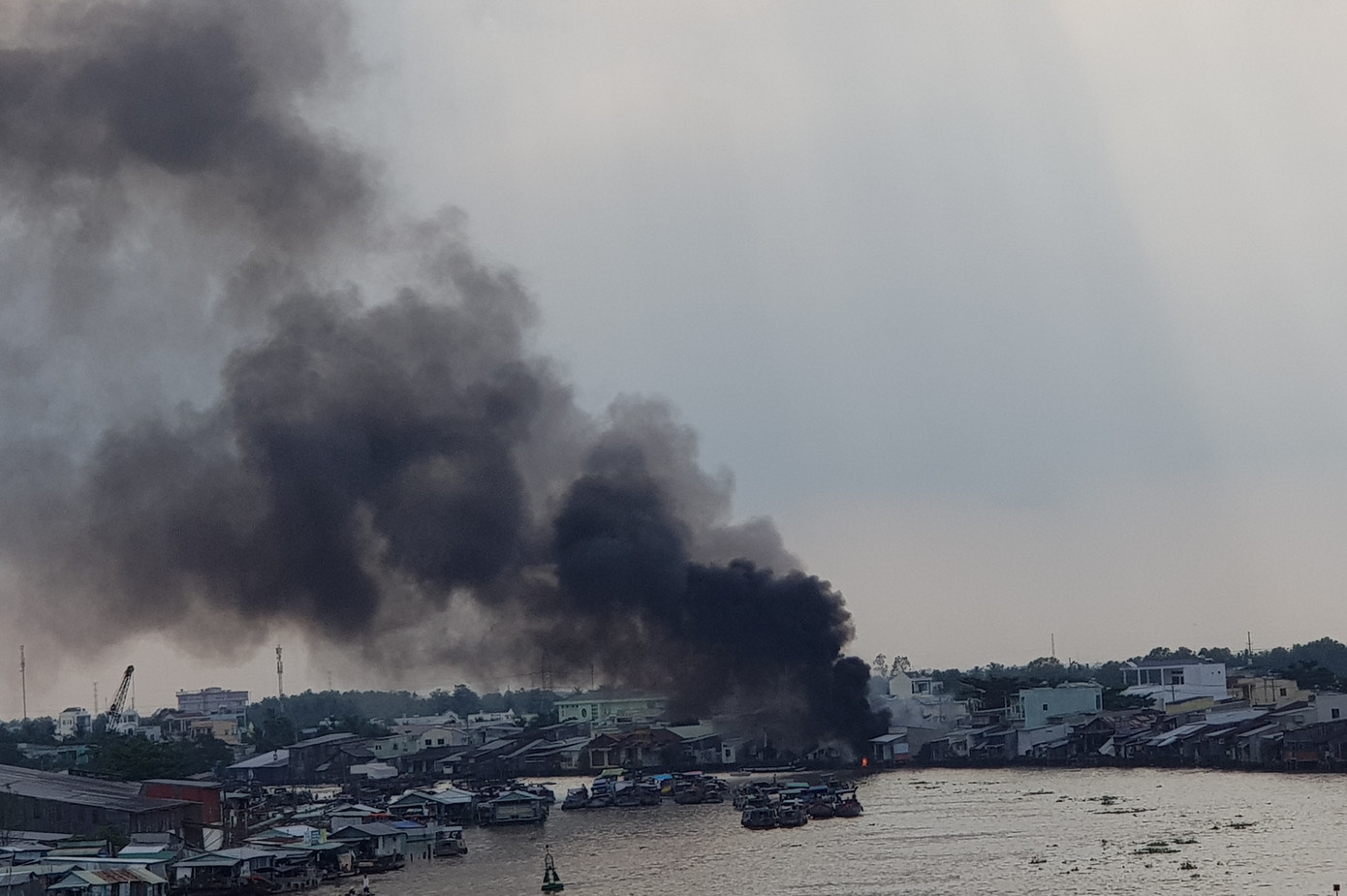 Cơ sở kinh doanh dầu chai cháy dữ dội sau tiếng nổ lớn ảnh 1