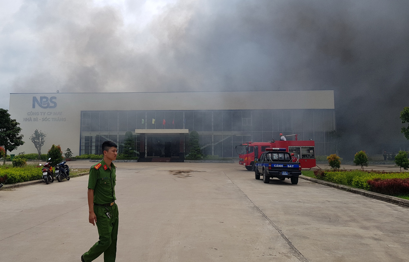 Cháy lớn tại Công ty May Nhà Bè, hàng trăm công nhân tháo chạy ảnh 1