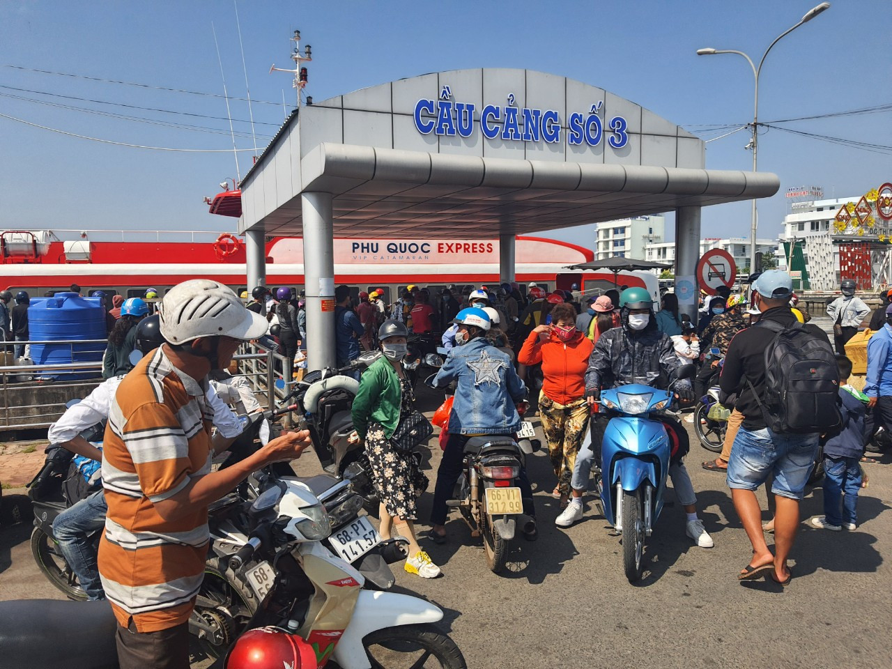 Dòng người chen chân ra đảo Phú Quốc, cảng Rạch Giá quá tải ảnh 5