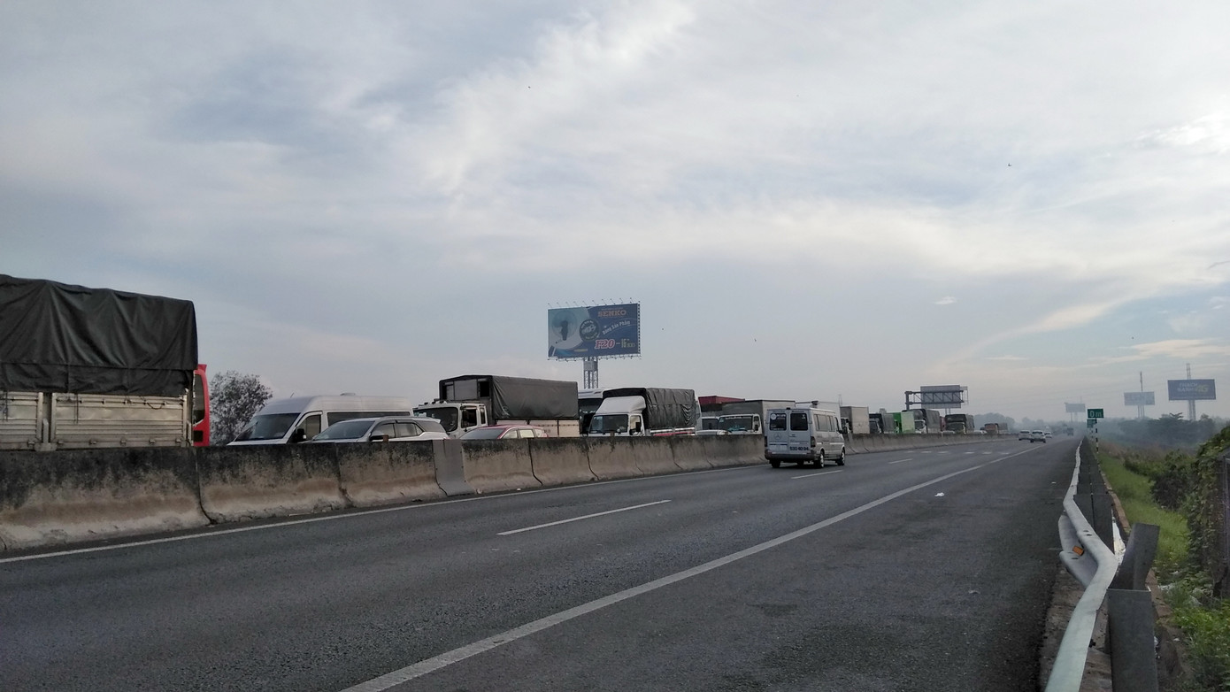 4 ô tô tông liên hoàn, cao tốc TP HCM-Trung Lương tắc nghẽn ảnh 2