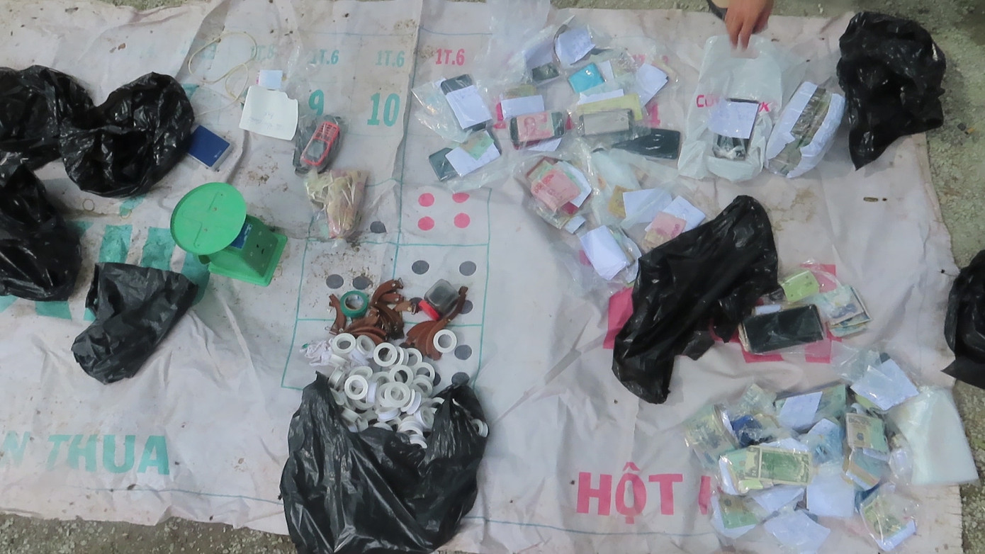 Bắt quả tang 42 đối tượng đánh bạc, tạm giữ gần 1 tỷ đồng ảnh 3