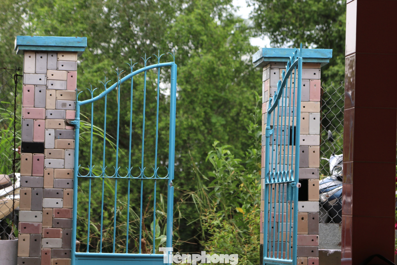 Ngôi nhà có hàng rào 'độc nhất vô nhị' được ốp hơn 2.000 vỏ điện thoại iPhone ảnh 2