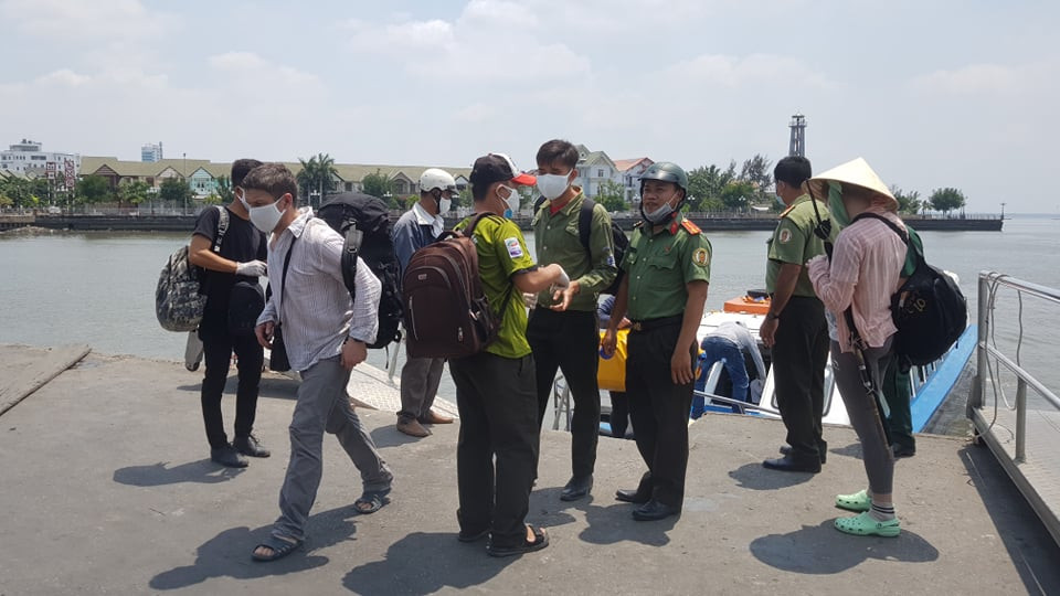3 du khách Nga được đưa vào đất liền. Đi ra đảo bằng phương tiện tự chế, 3 du khách Nga trôi dạt trên biển ảnh 2