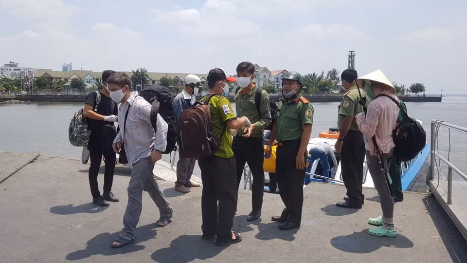 Đi ra đảo bằng phương tiện tự chế, 3 du khách Nga trôi dạt trên biển ảnh 2