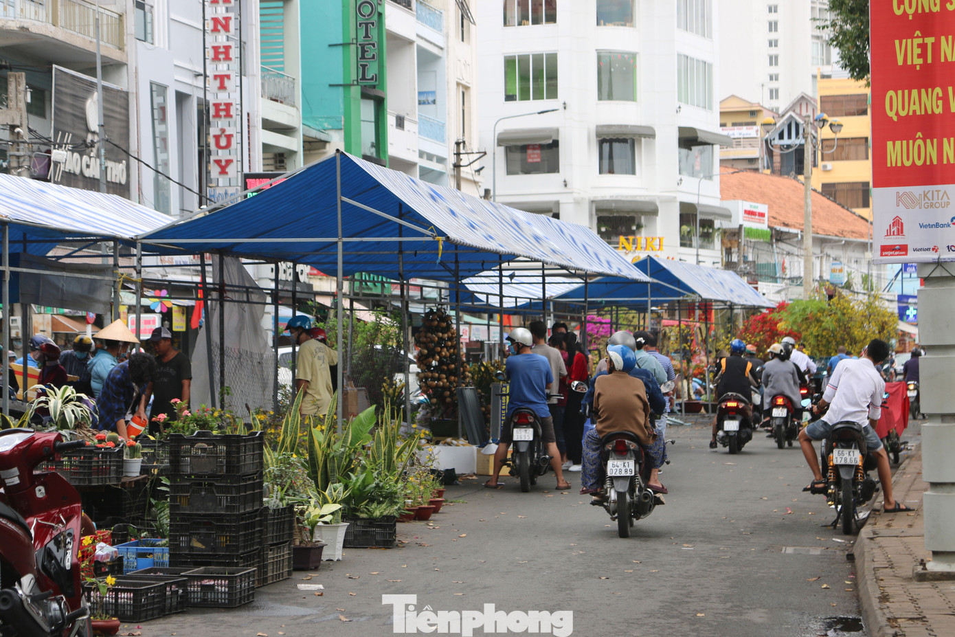 Chợ hoa Cần Thơ nhộn nhịp ngày 30 Tết ảnh 13