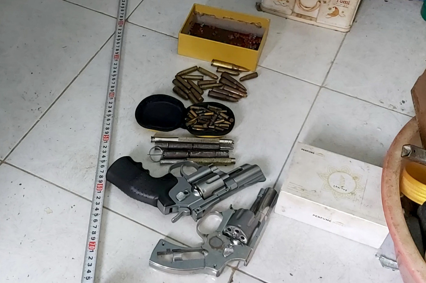 Phát hiện súng đạn khi khám xét nhà của tội phạm ma tuý ảnh 2