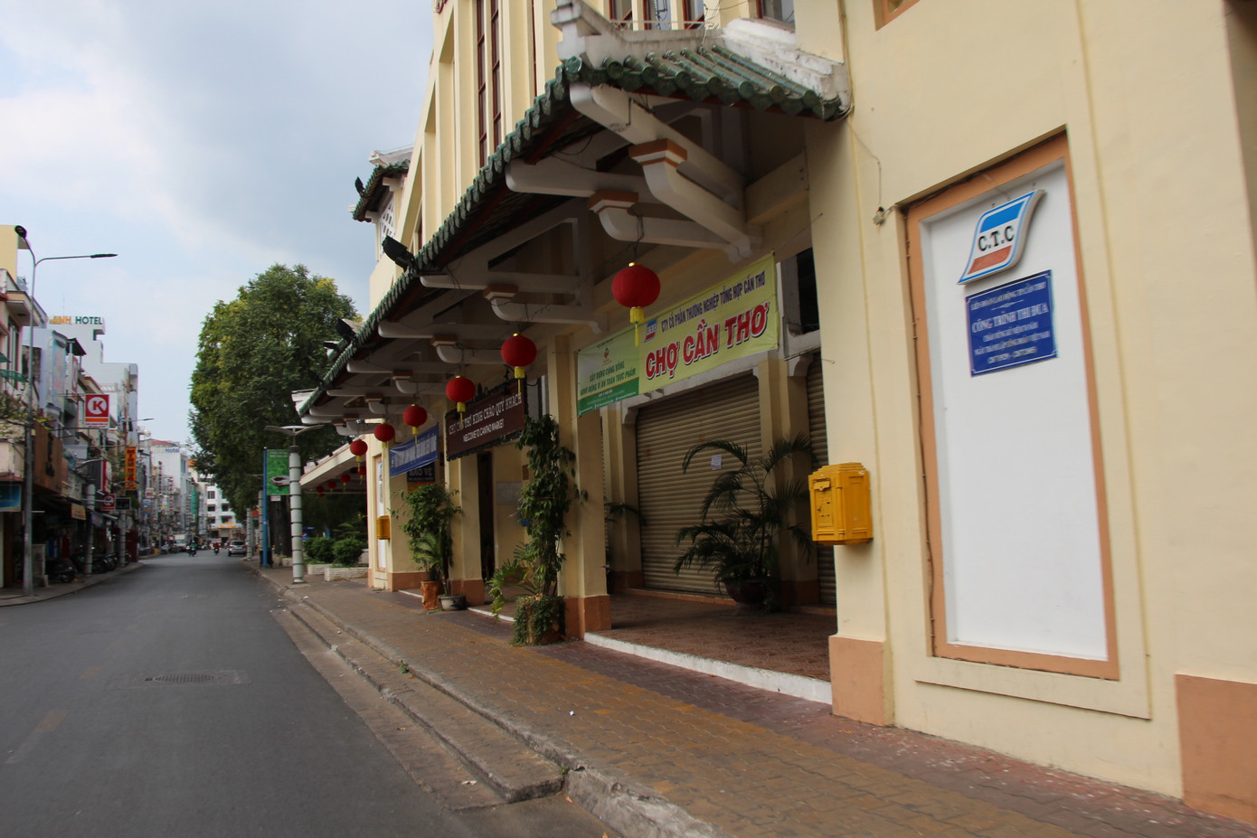 Đường phố miền Tây vắng vẻ trong ngày đầu cách ly toàn xã hội ảnh 2