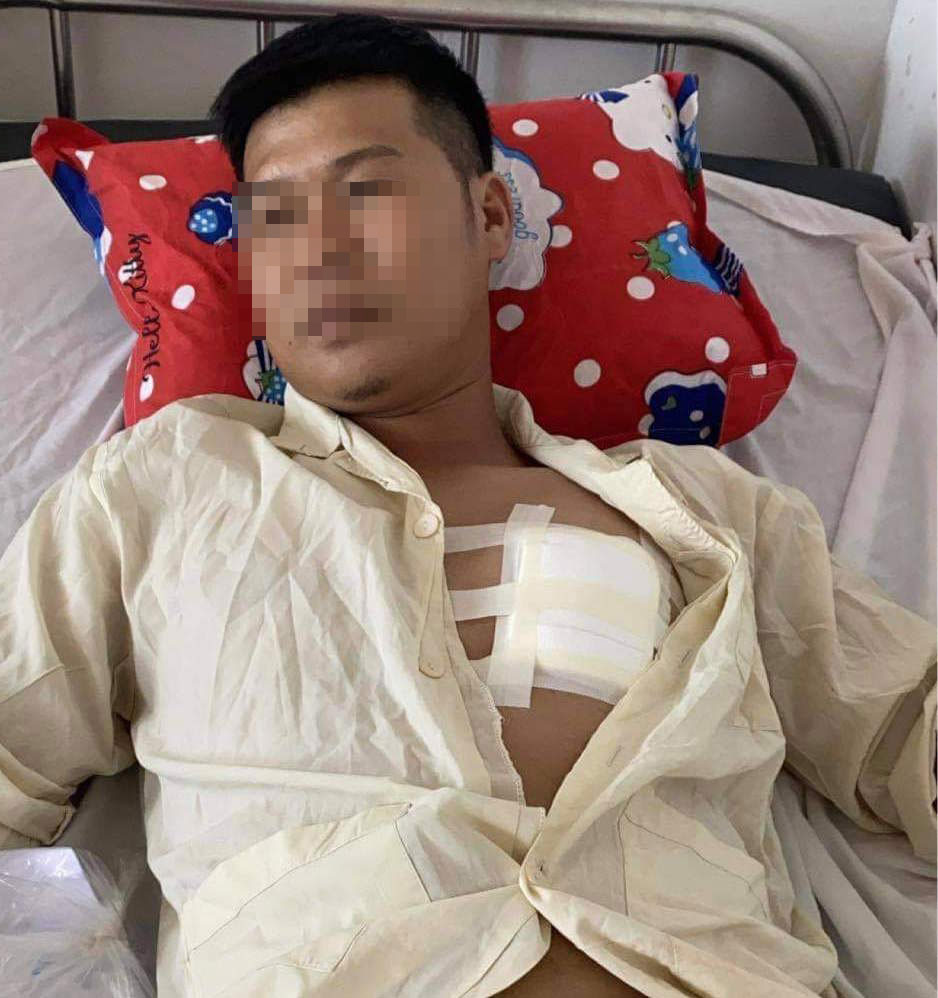 Đang làm việc với công an, nam thanh niên rút dao tự đâm vào ngực ảnh 1