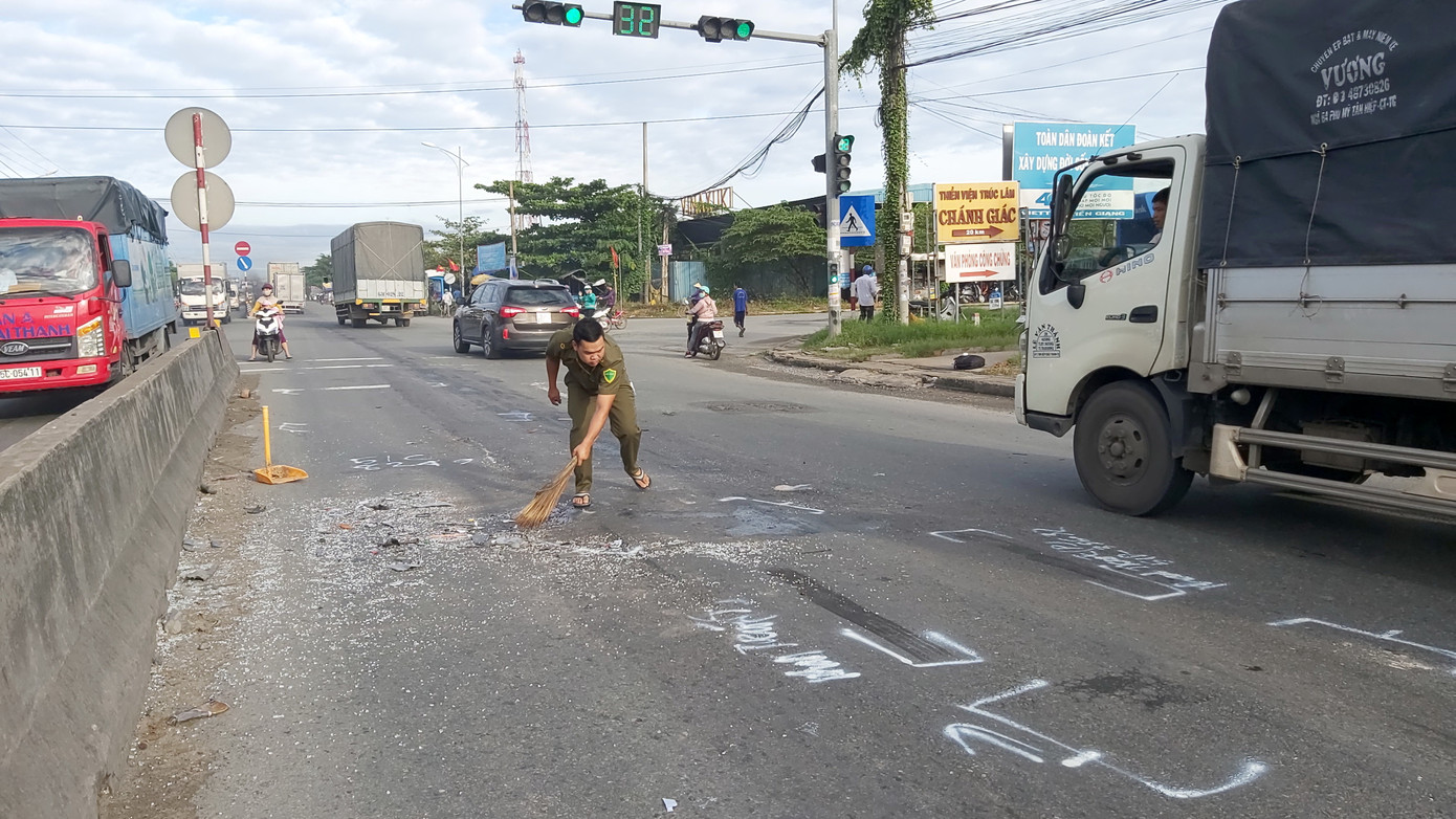 Tông đuôi xe tải dừng chờ đèn đỏ, tài xế kẹt cứng trong cabin ảnh 2