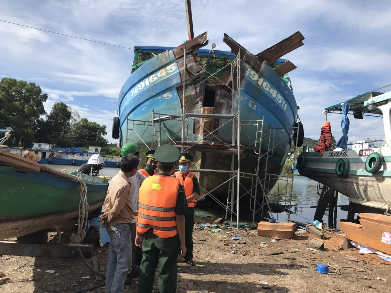 Tìm được phương tiện va chạm làm trụ điện vượt biển ở Kiên Giang đổ nghiêng ảnh 2