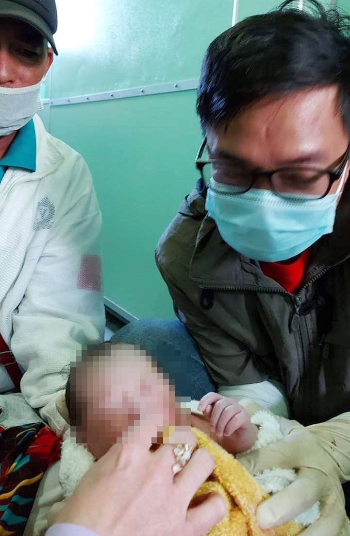 Hai đại uý công an giúp sản phụ 'vượt cạn' trên tàu cao tốc vào ngày đầu năm mới ảnh 1