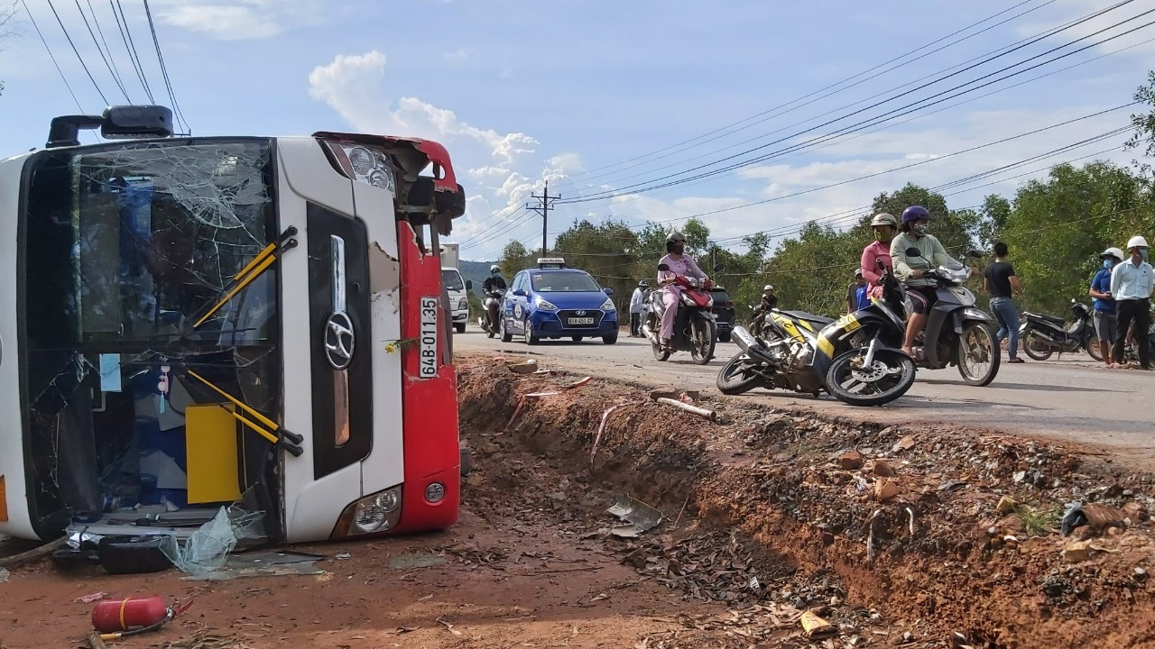 Tai nạn liên hoàn ở Phú Quốc, tài xế đập cửa xe cứu 30 người ảnh 1