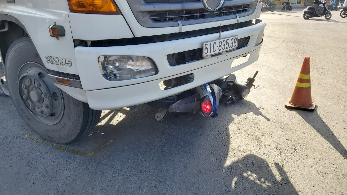 Cô gái và bé 10 tuổi tử vong dưới bánh xe tải ảnh 2