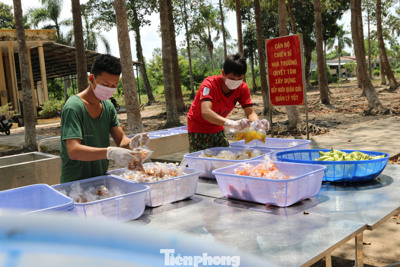 Bên trong bếp ăn quân đội phục vụ người cách ly ở Đồng Tháp có gì đặc biệt? ảnh 3