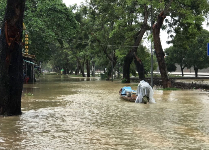 Hàng loạt trường ở miền Trung cho sinh viên nghỉ học vì lũ lụt ảnh 1