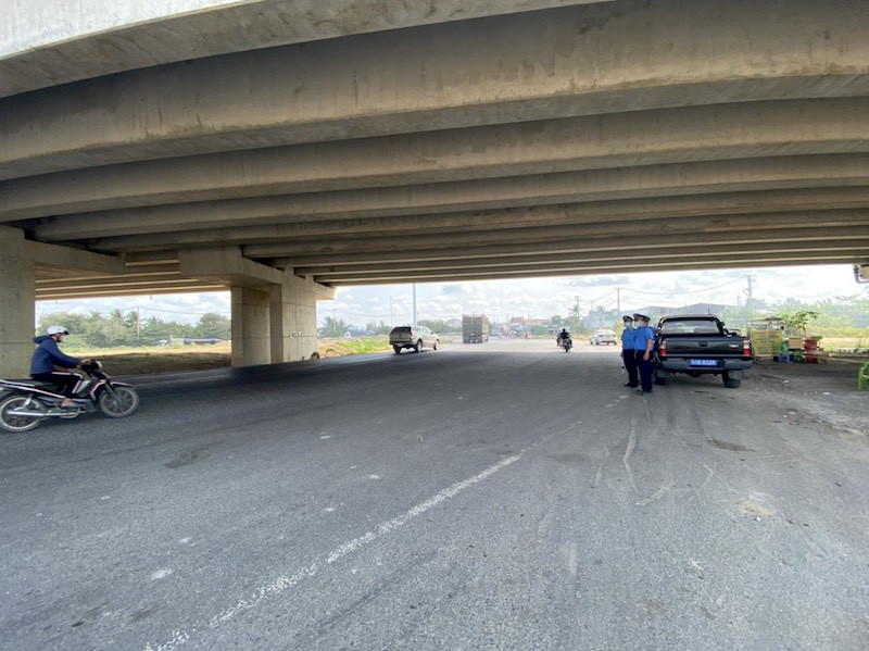 Cận cảnh chốt kiểm soát COVID-19 ở 7 cửa ngõ TPHCM ảnh 4