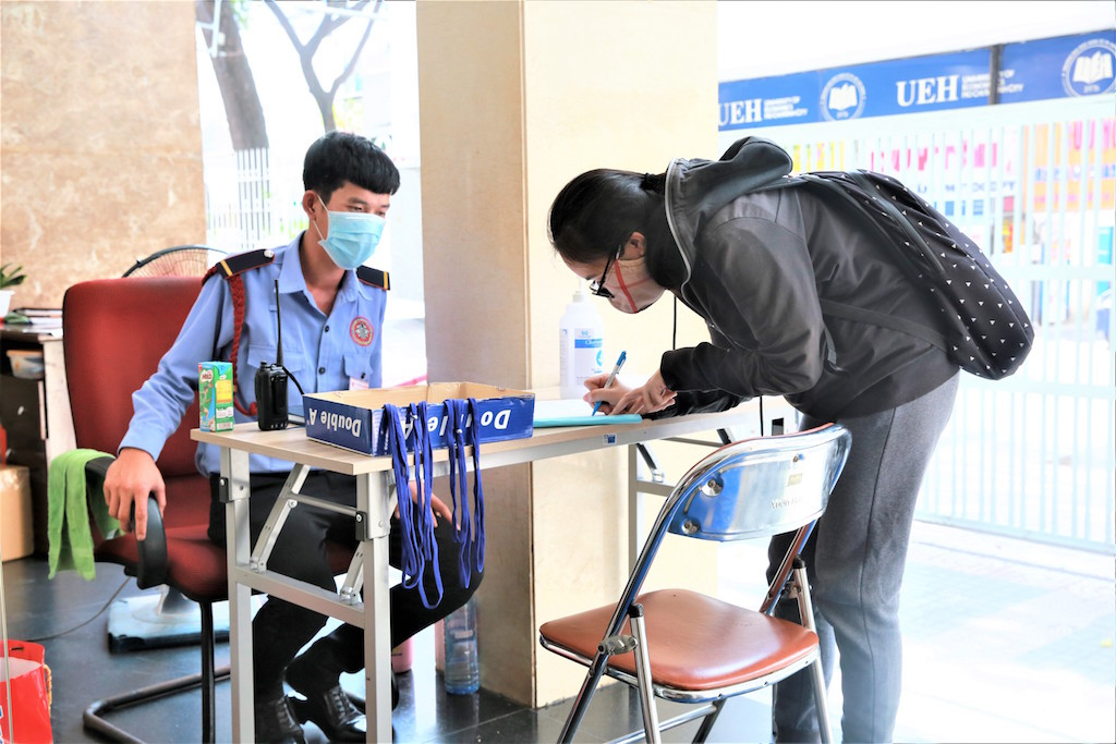 Nhiều trường đại học ở TP. HCM yêu cầu sinh viên khai báo lịch trình trước khi vào giảng đường. Hàng chục ngàn sinh viên phải nghỉ học vì dịch COVID-19 ảnh 1