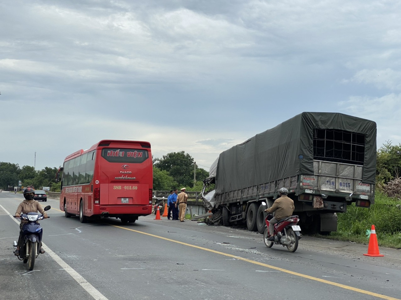 Công nhân vất vả dọn dẹp hiện trường vụ tai nạn thảm khốc ở Bình Thuận ảnh 1