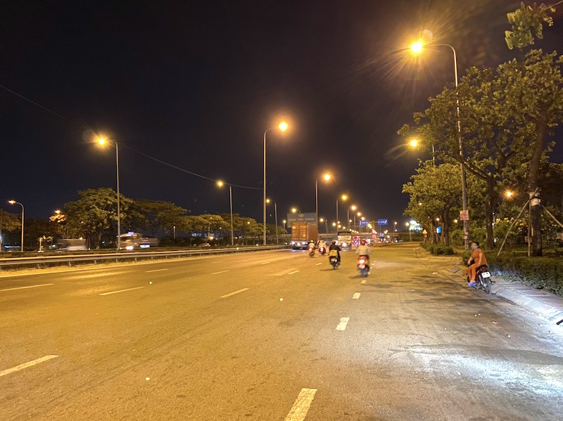 Cửa ngõ TPHCM về miền Tây vắng hoe trước giờ cách ly toàn xã hội ảnh 12