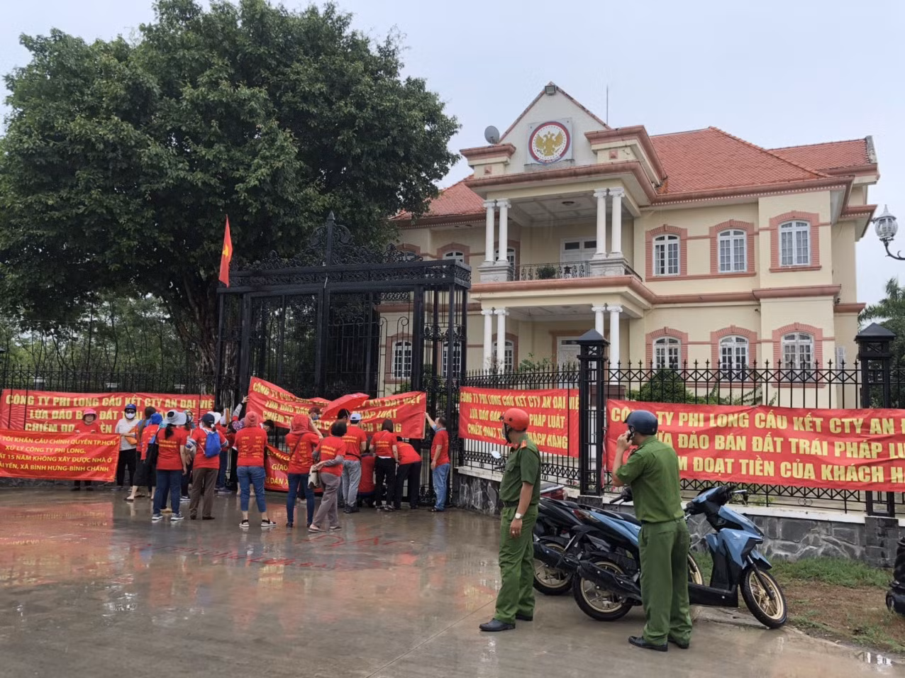 6 công trình không phép chưa tháo dỡ, khách hàng căng băng rôn phản đối ảnh 1
