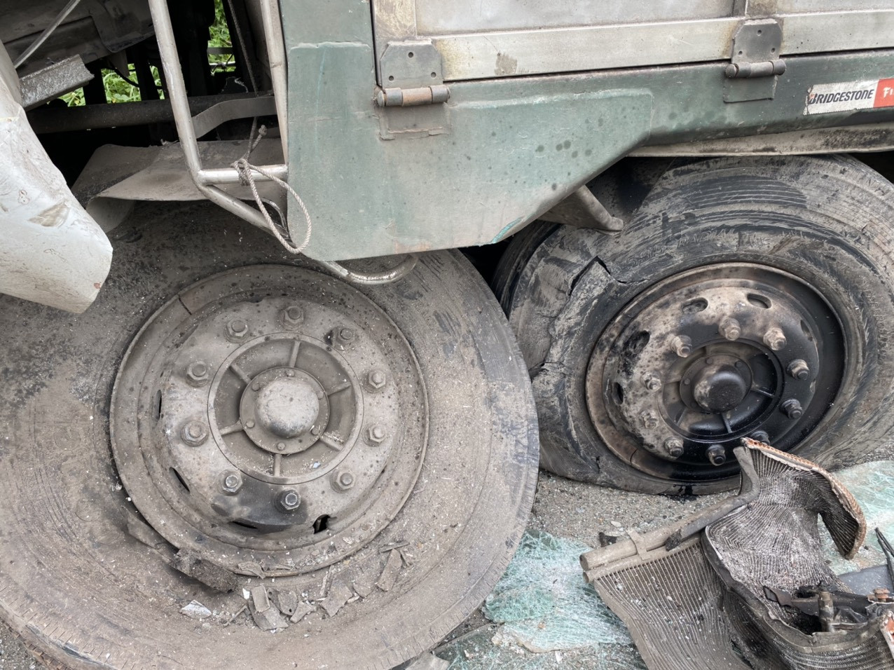 Công nhân vất vả dọn dẹp hiện trường vụ tai nạn thảm khốc ở Bình Thuận ảnh 10