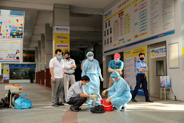 Trường ĐH Công nghệ TP. HCM phải phun khử trùng vì BN1342 đi học ảnh 9