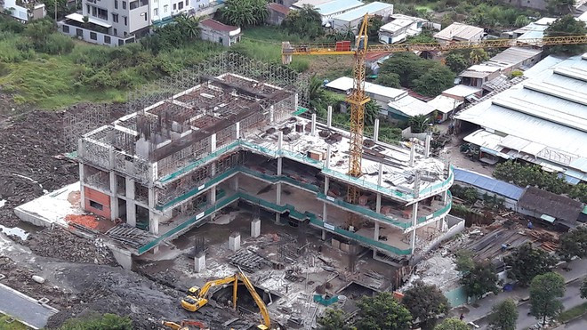 Nội bộ Vinaland ‘va chạm’, khách hàng dài cổ chờ nhà ảnh 3