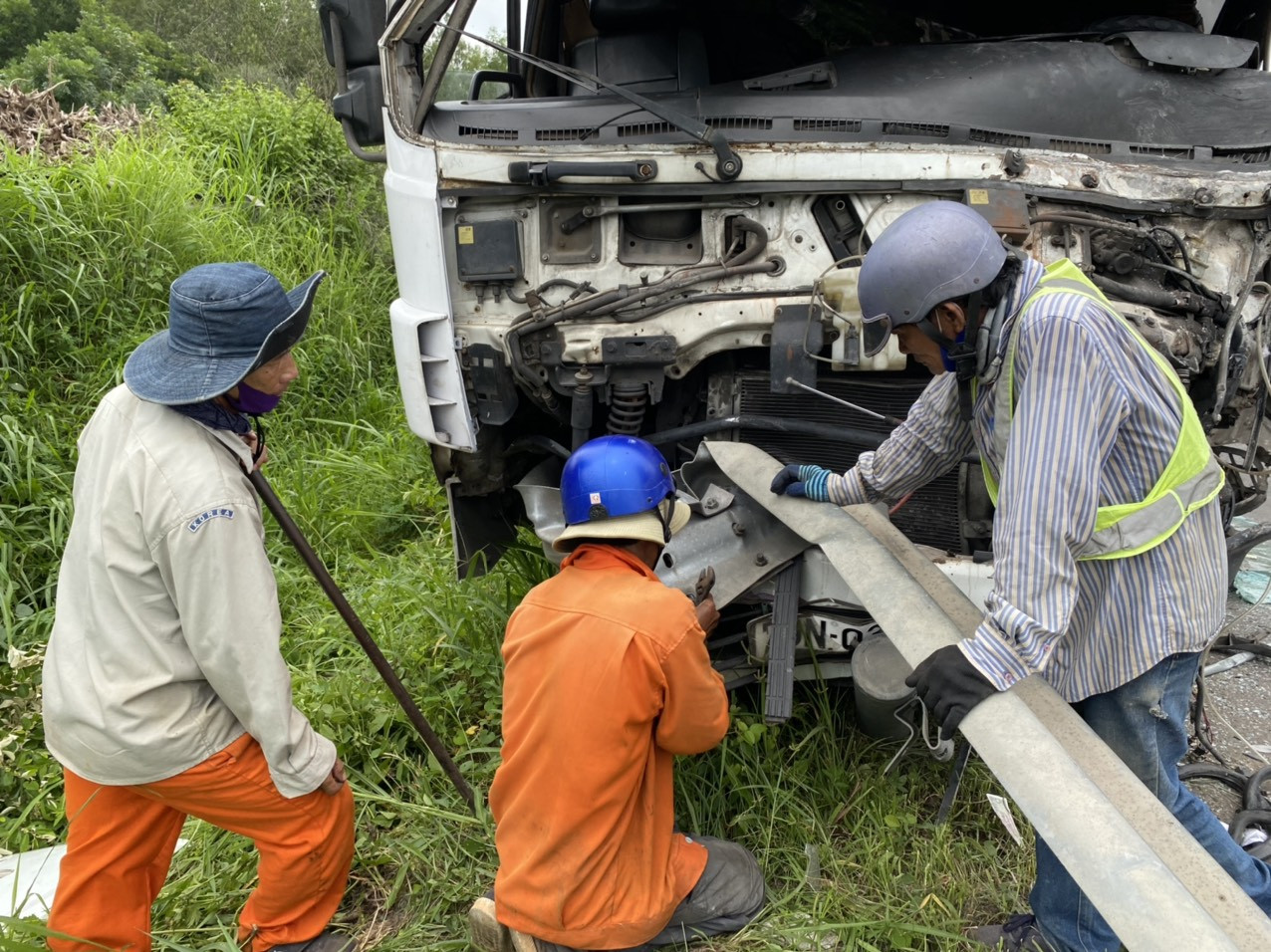 Công nhân vất vả dọn dẹp hiện trường vụ tai nạn thảm khốc ở Bình Thuận ảnh 15