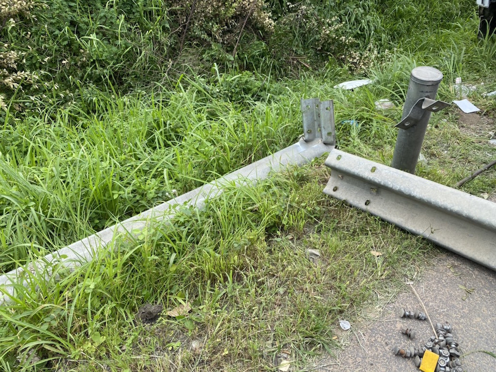 Công nhân vất vả dọn dẹp hiện trường vụ tai nạn thảm khốc ở Bình Thuận ảnh 9