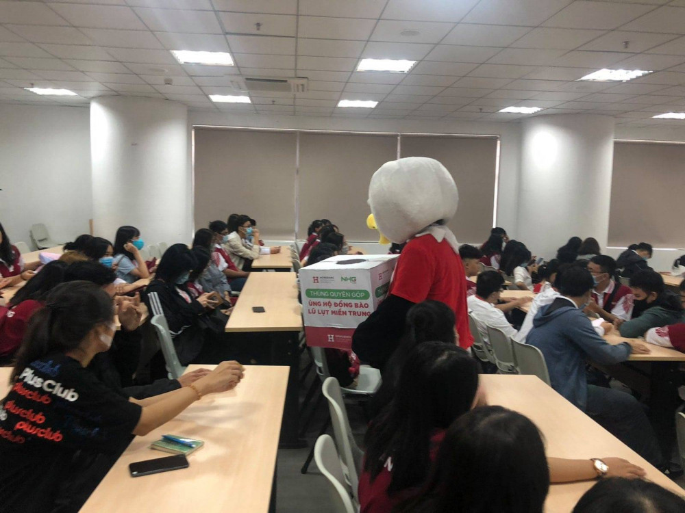 Nhiều trường ở TP. HCM giảm học phí, tặng học bổng cho sinh viên vùng lũ ảnh 1